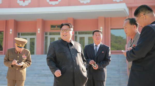 kim jong un cu tigara in mana in plina campanie antifumat lansata chiar de el
