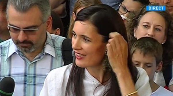 in jur de 300 de persoane cer renumararea voturilor din sectorul 1 in piata universitatii