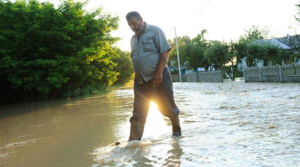 inhga cod portocaliu de inundatii pe rauri din 17 judete pana marti la ora 14 00