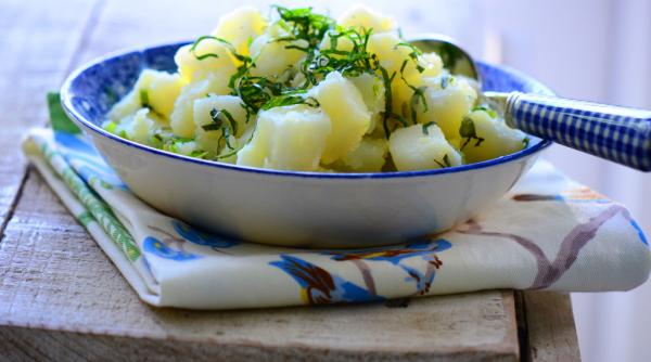 mergeti la picnic faceti aceasta salata de cartofi aromata si gustoasa