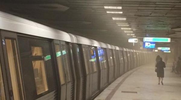 panica la metrou circulatia trenurilor intrerupta intre piata victoriei si aviatorilor din cauza unei degajari de fum