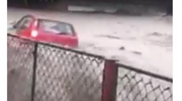 tulcea isu a deblocat persoanele aflate in 14 autovehicule prinse de o viitura