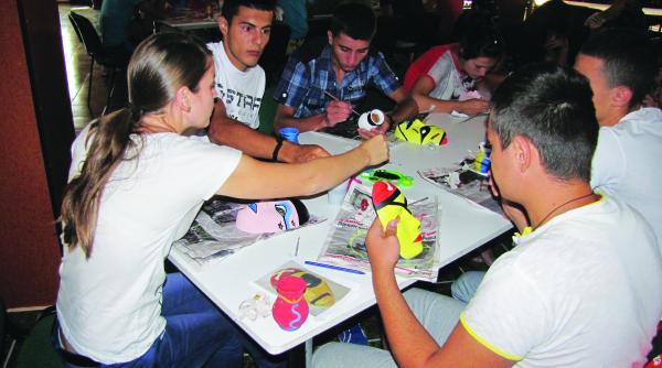 vine vacanta mare ghiozdanele in dulap incepe distractia