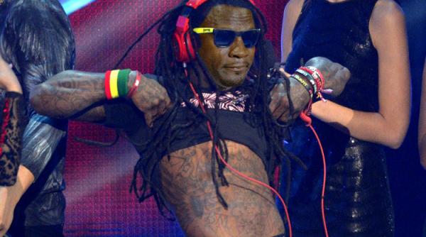 avionul lui lil wayne a aterizat de urgenta rapperul a avut o criza de epilepsie
