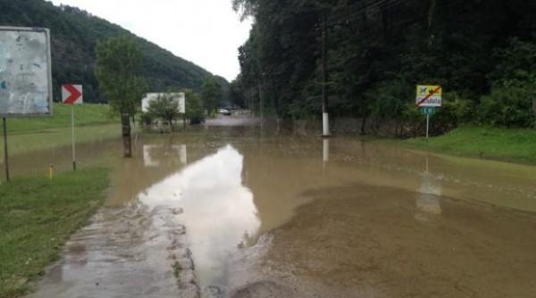 circulatia pe dn7 este ingreunata din cauza apei acumulate pe carosabil