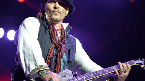 johnny depp isi recupereaza lucruri de la domiciliul conjugal prin intermediul unor apropiati