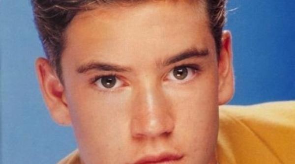 nu il mai recunosti cum arata acum zack din serialul salvati de clopotel