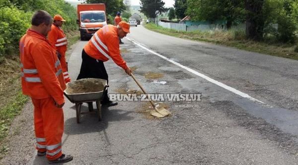 vaslui gropile dintr un drum national astupate cu nisip