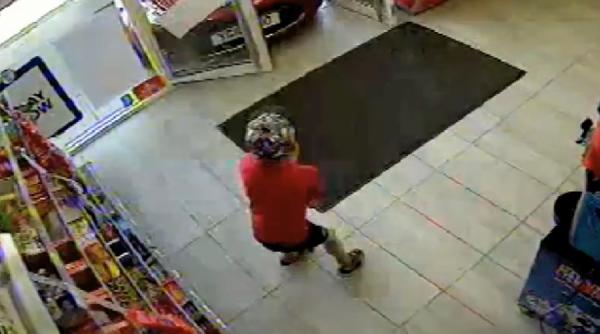 video momentul de cosmar in care un autovehicul navaleste intr un magazin
