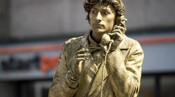 zeci de statui vivante ocupa parcurile