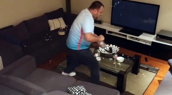 euro 2016 video un fan turc isi distruge casa dupa ce sotia ii face o farsa in timpul meciului dintre turcia si croatia