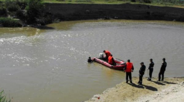 baiat luat de apele raului prahova in timp ce era la scaldat 15 pompieri il cauta