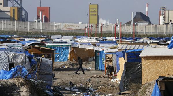 convoiul britanic cu ajutoare pentru migranti aflat in drum spre calais blocat la frontiera