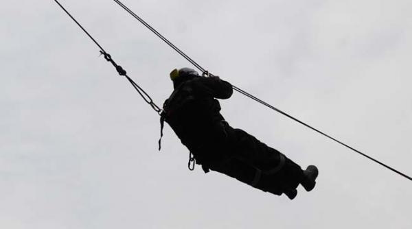 mures o persoana surprinsa de o viitura la moresti salvata cu tiroliana