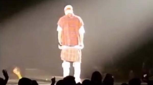 a cazut de pe scena din nou