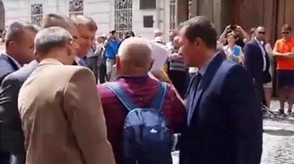 cine era barbatul care s a repezit la presedintele iohannis