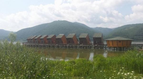 hotel plutitor pe malul dunarii ca n bora bora sau maldive