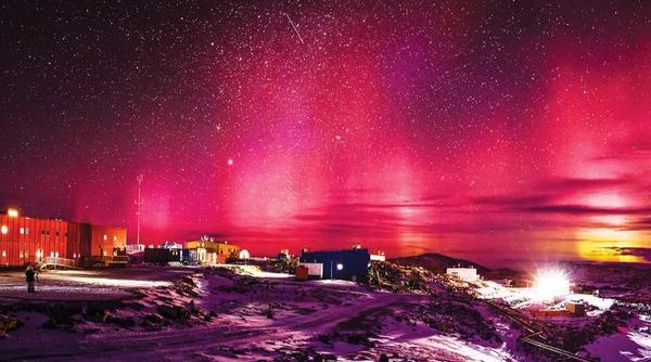 solstitul de iarna din emisfera sudica sarbatorit printr o baie in apele inghetate ale antarcticii