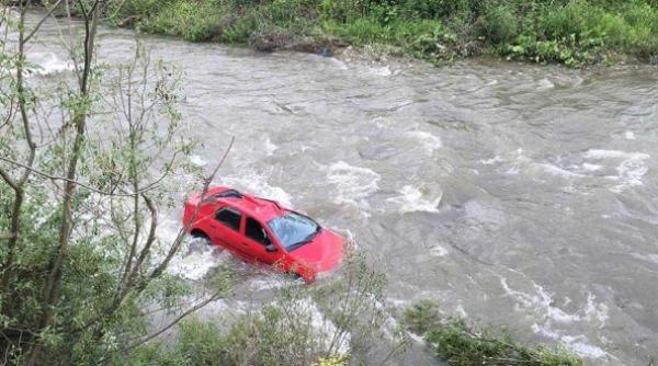 accident spectaculos a zburat cu masina de la 10 metri in jiu