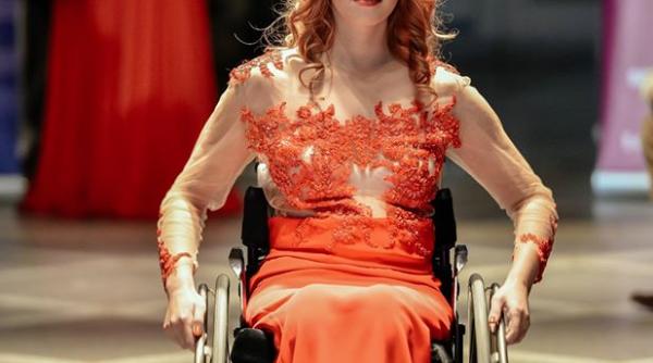 prezentare atipica de moda manechine in scaun cu rotile