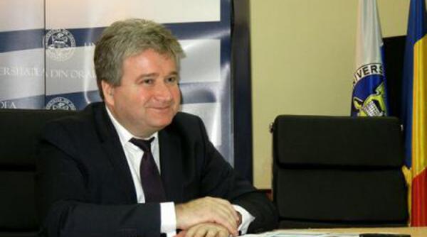 spaga pentru rectorul universitatii din oradea butoni de aur icoana argintata parfum si cravata