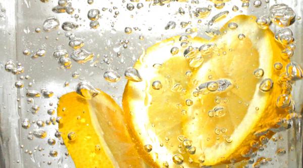 tratamentenaturiste 8 motive pentru care e indicat sa bei apa cu lamaie pe stomacul gol