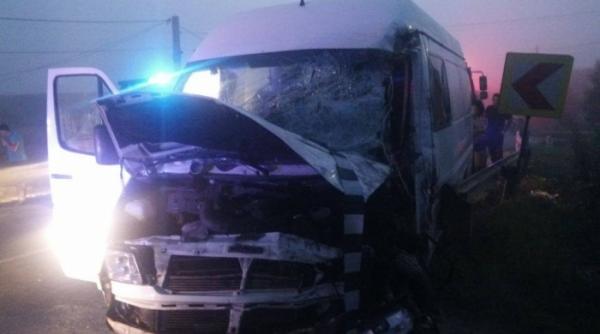 accident grav in bistrita nasaud doua microbuze s au ciocnit zece persoane au fost ranite