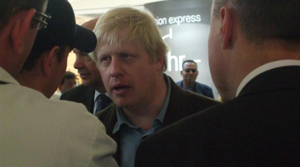 brexit boris johnson huiduit copios in fata casei sale