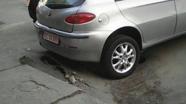 masina unui bacauan aproape sa fie inghitita de pamant