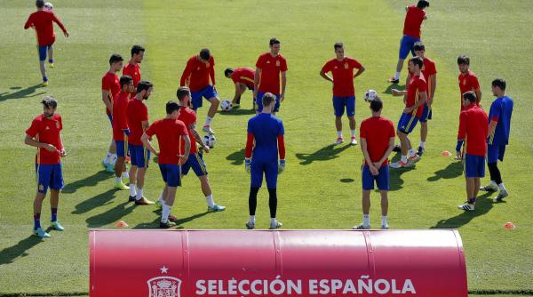 italienii catre spanioli sa purtati casca de protectie