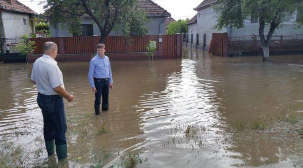 primarul din tarnaveni sorin meghesan a salvat un tanar dintr o masina surprinsa de torenti