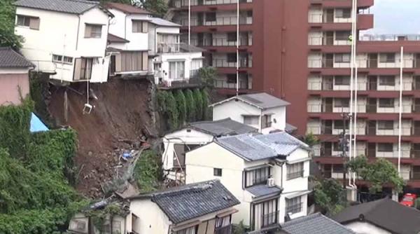 video momentul in care o casa din nagasaki japonia se rastoarna