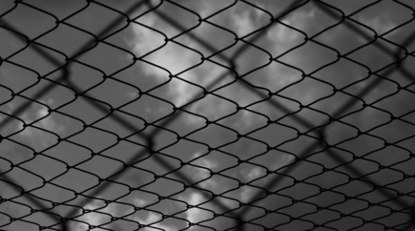 incendiu la penitenciarul rahova dupa ce un un detinut si a dat foc celulei 11 gardieni au fost spitalizati