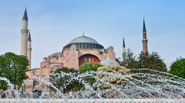 chemarea la rugaciune islamica in sfanta sofia dupa 85 de ani