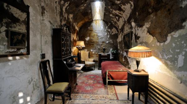 sua un copil a descoperit un obiect neadecvat intr o celula reconstituita a lui al capone