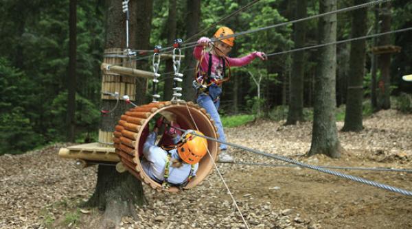 descopera cele mai interesante parcuri de aventura