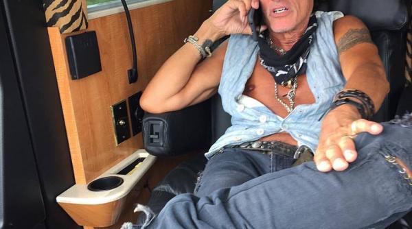 joe perry chitaristul formatiei aerosmith a suferit un infarct pe scena