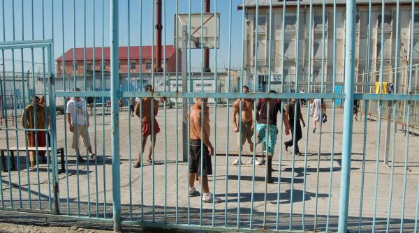 detinutii au dat foc inchisorii escaladare fara precedent a conflictului la penitenciarul din iasi