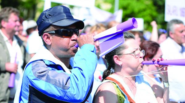 nu le dau salarii nu avem primarie greva administratiei