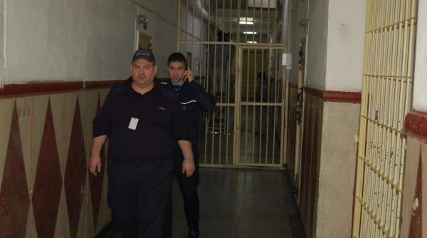 rascoala detinutilor de la iasi conditii mai bune atata vrem directorul e un tortionar ca visinescu