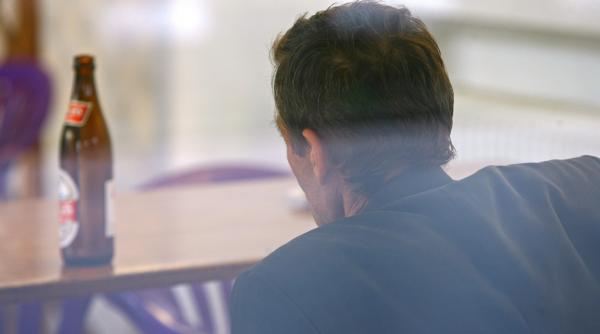 romanii beau 14 4 litri de alcool pe an