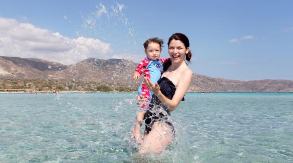 anca lungu si a dus fetita la plaja in grecia