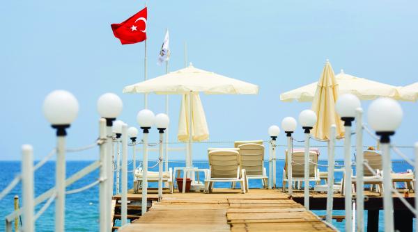 11 000 de romani in vacanta cu lovitura de stat inclusa