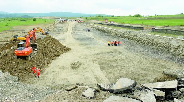 din lac in put autostrada demolata a luat apa