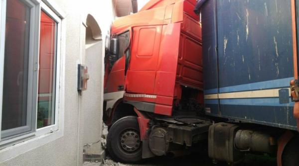 accident spectaculos in prundu bargaului un tir a intrat intr o casa
