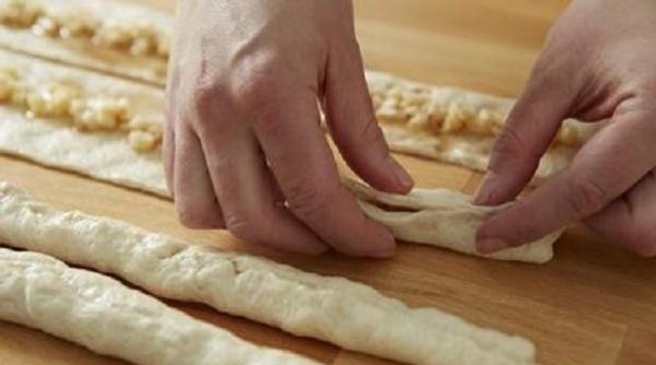 reteta zilei covrigei umpluti cu mere de voinesti