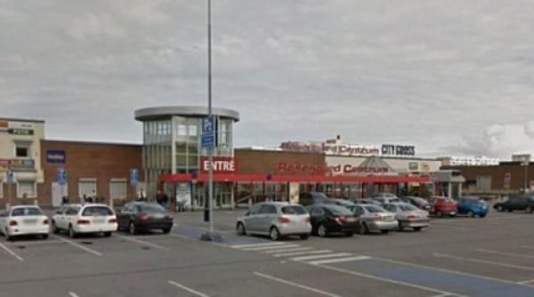 atac armat intr un centru comercial din suedia atacatorul este in libertate