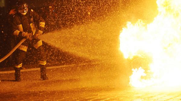 un autoturism a luat foc in zona titulescu banu manta