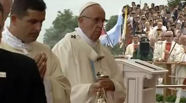 video papa francisc a cazut in timp ce urca cateva trepte