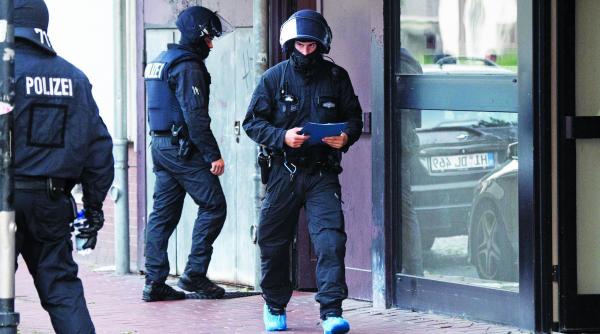 fortele speciale din germania iau cu asalt ascunzatorile jihadistilor din tara